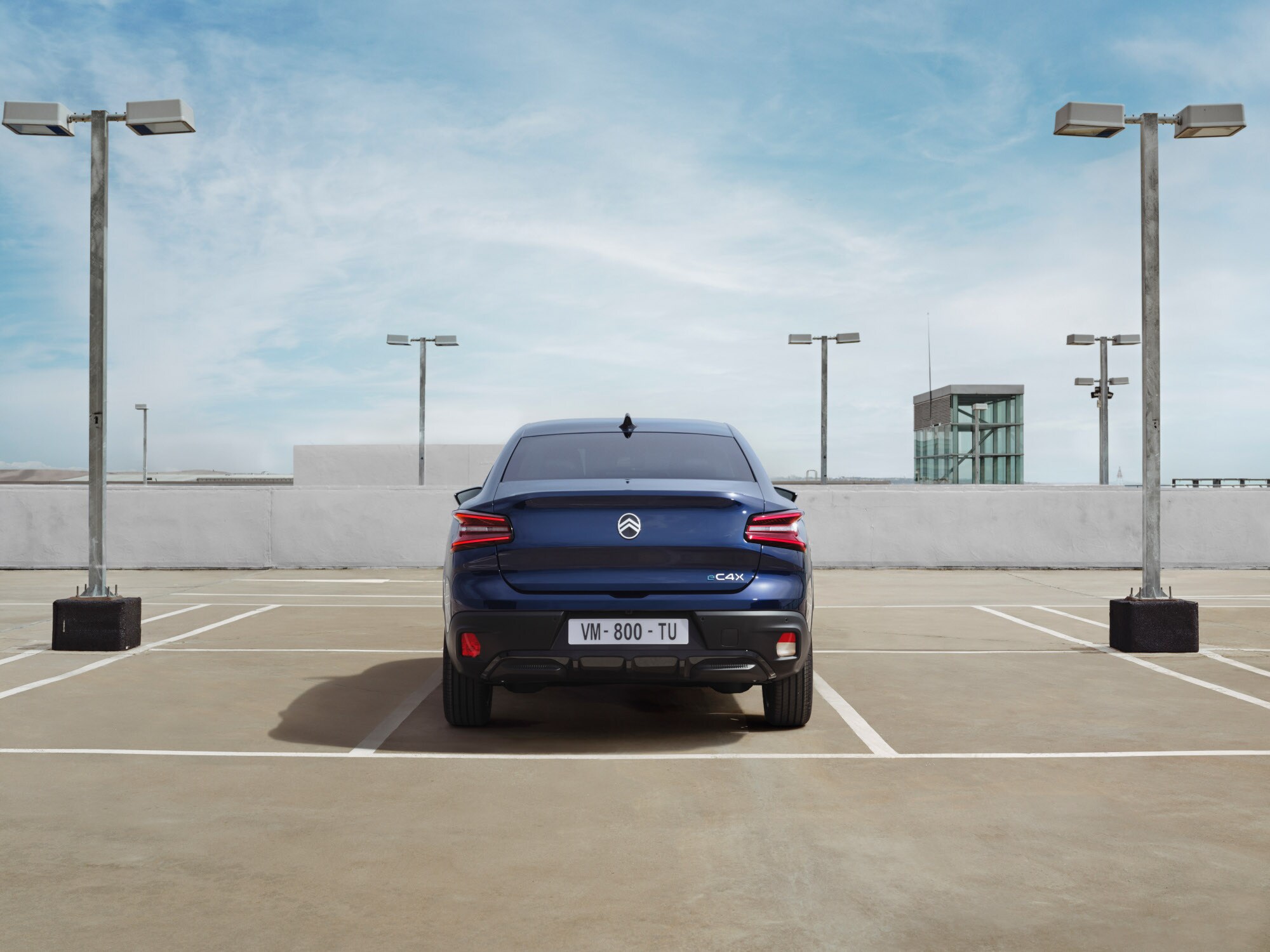 Vue arrière de la Citroën C4 X parking, avec son design fastback mobilité abordable