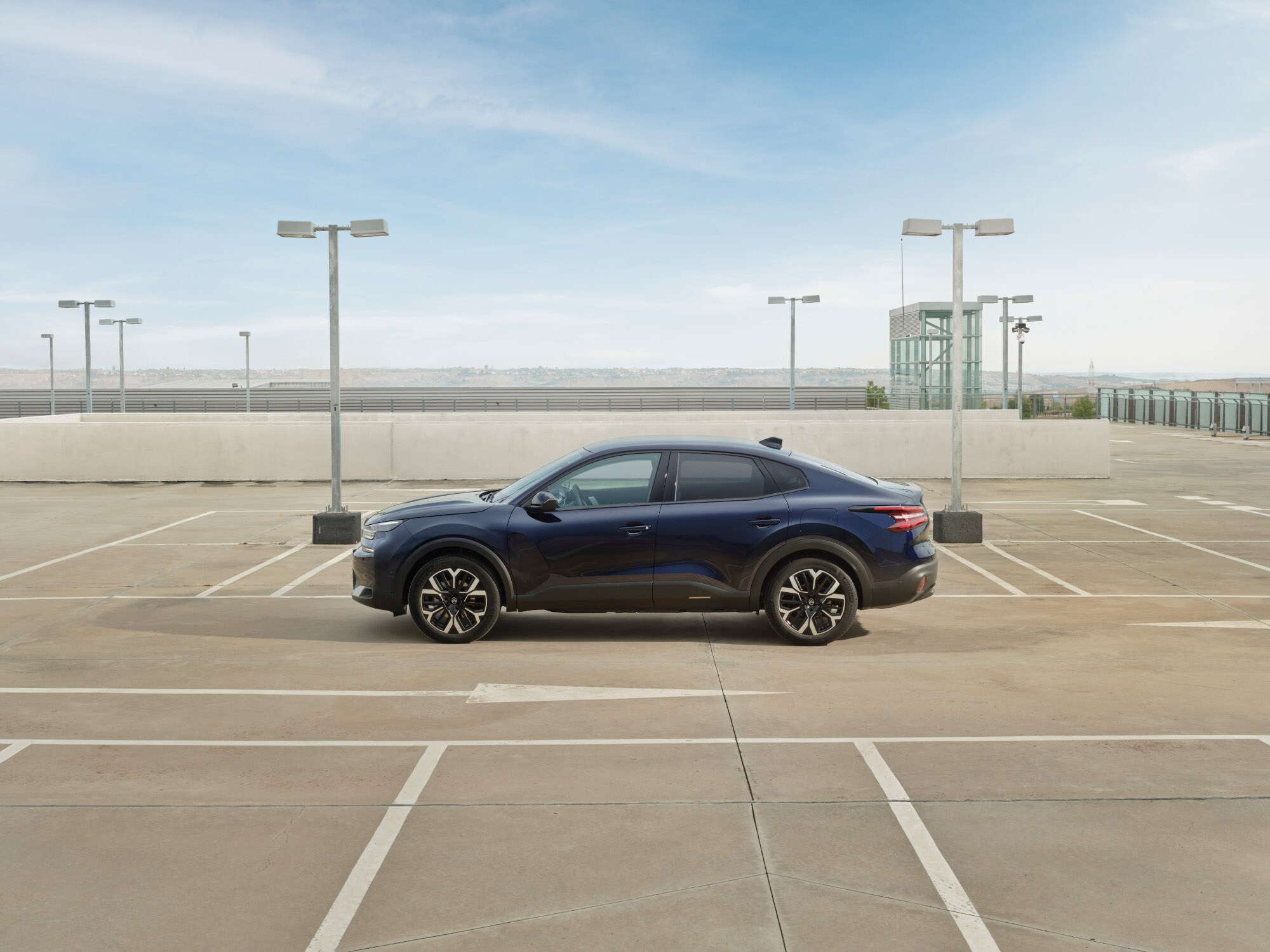 Vue côté de la Citroën C4 X parking, avec son profil fastback et mobilité abordable