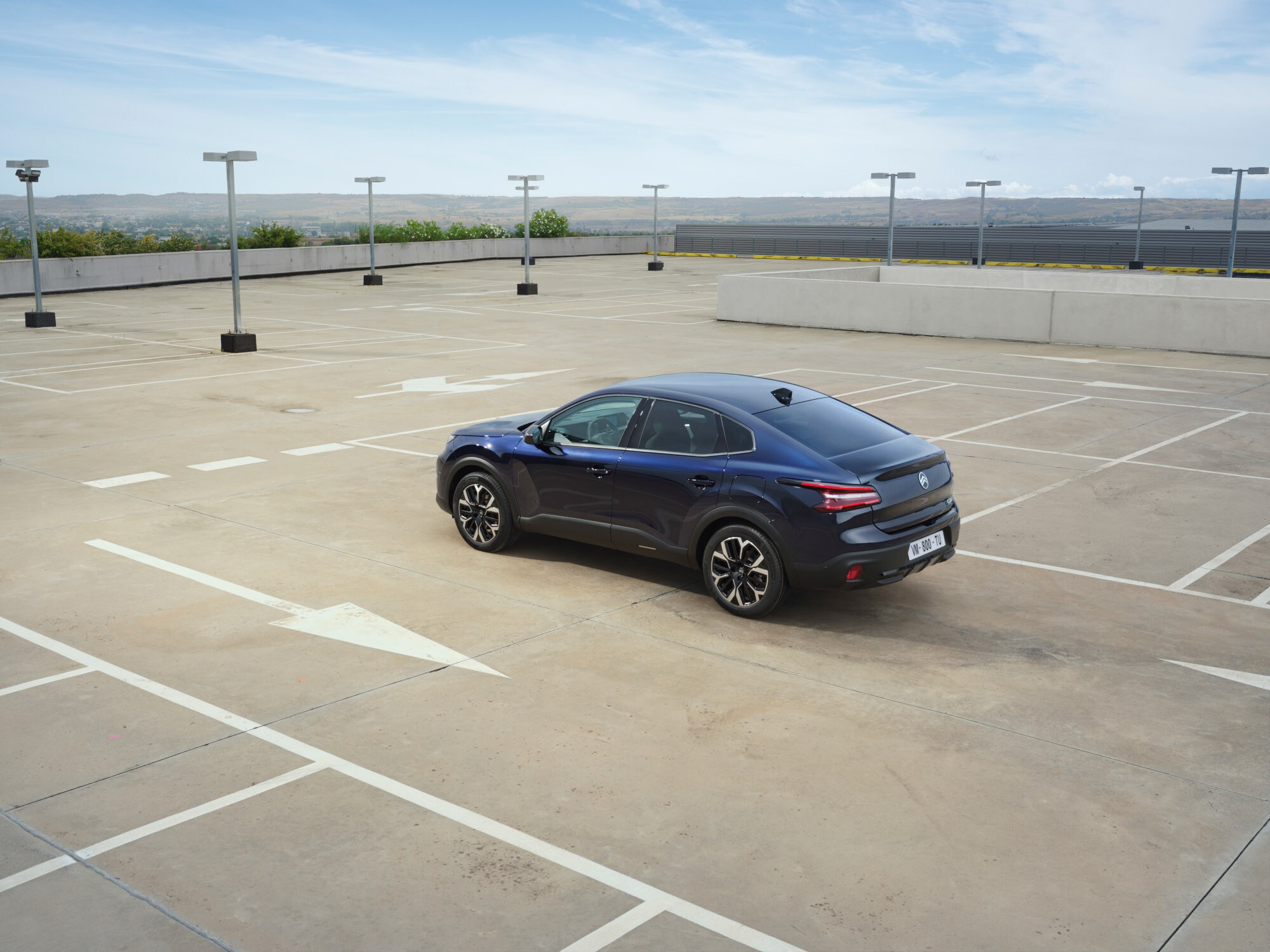 Vue 3/4 arrière de la Citroën C4 X parking, avec ses lignes fastback mobilité abordable
