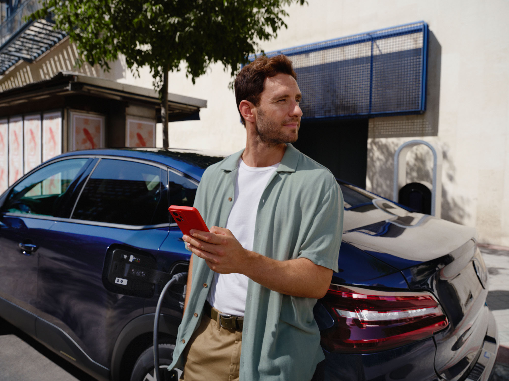 Scène de recharge connectée de la Citroën C4 X fastback illustrant l'utilisation d'une application intelligente mobilité
