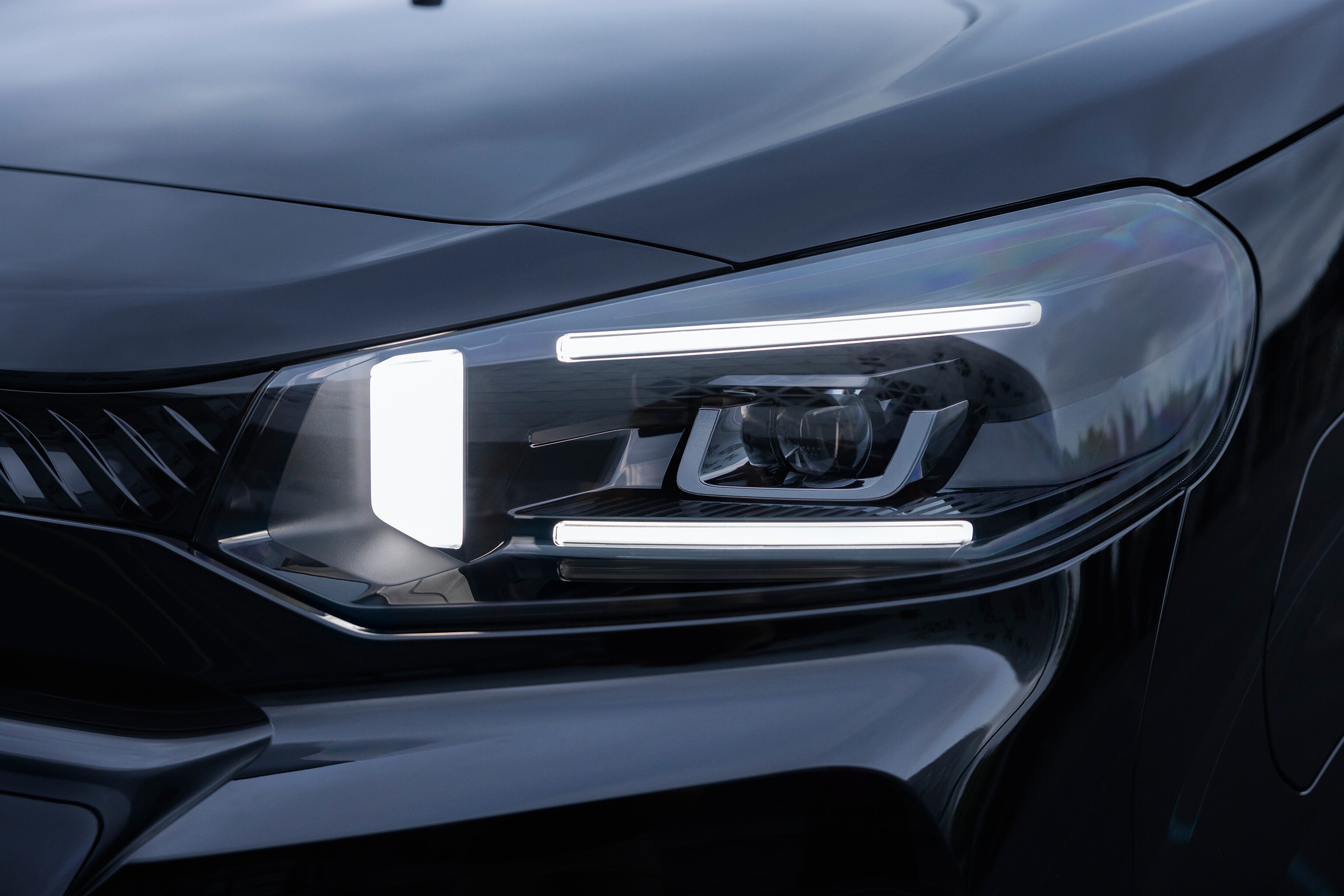 ë-SpaceTourer front headlight details